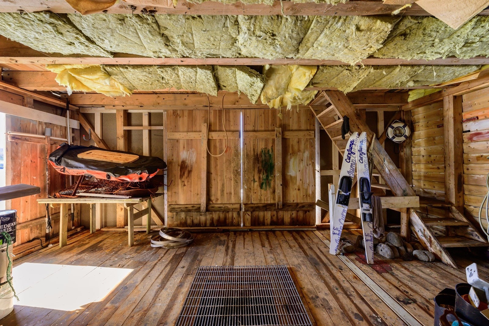 Uinnredet naust med to skyveporter i tre mot henholdsvis vest og syd. Galleribilde