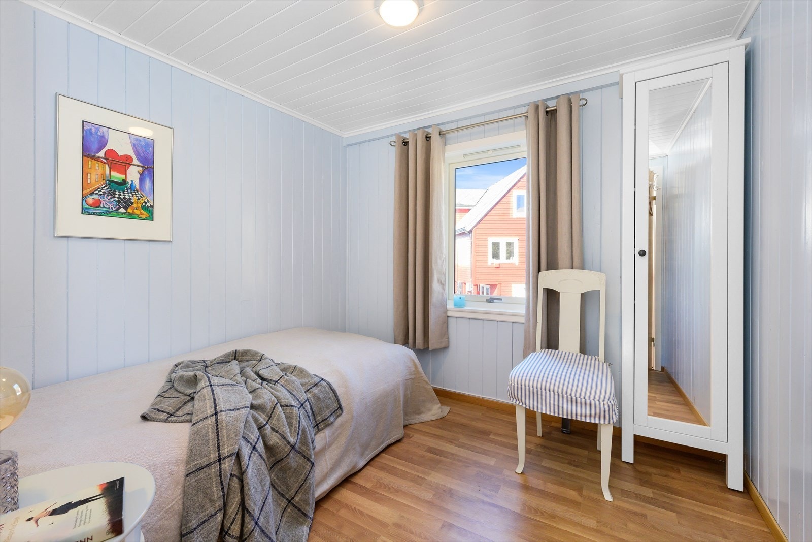 Soverom nr. 2 er praktisk og romslig, med plass til seng og oppbevaring. Galleribilde