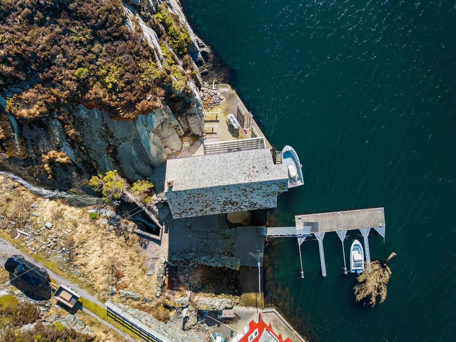 Her får du en god oversikt over hele eiendommen og viser hvordan den ligger vakkert til ved sjøen. Galleribilde