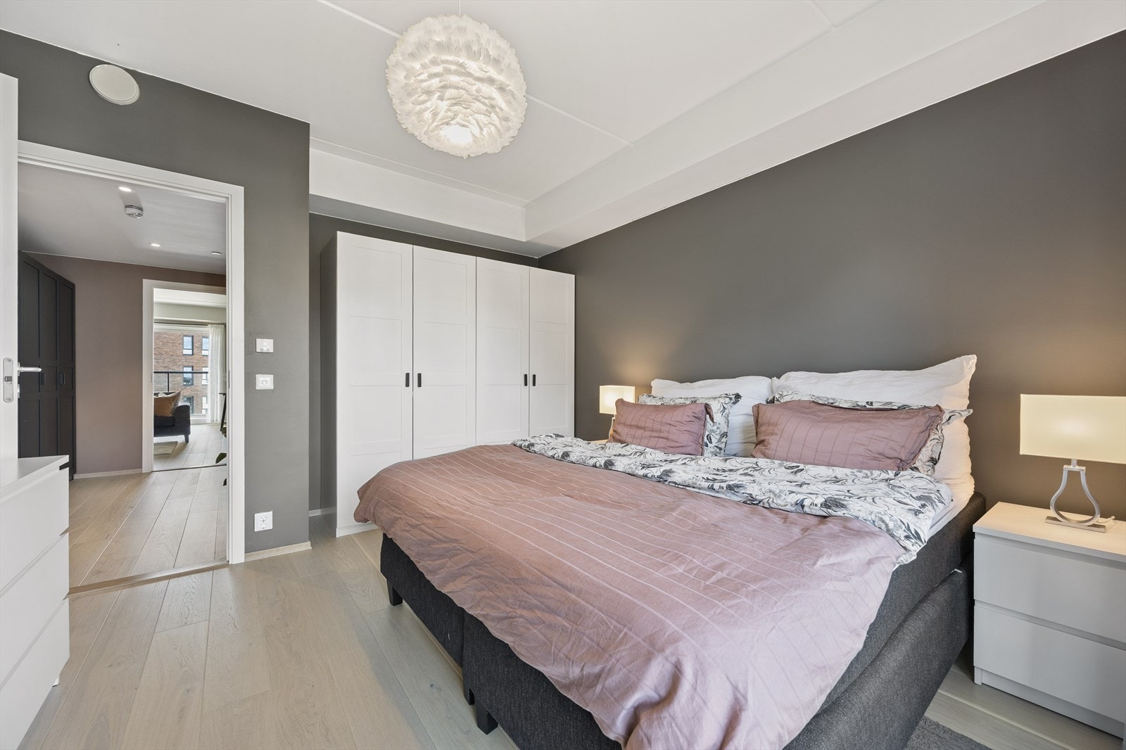 På hovedsoverommet er det plass til dobbeltseng og nattbord. I tillegg er det plass til en romslig garderobe (medfølger ikke). Galleribilde
