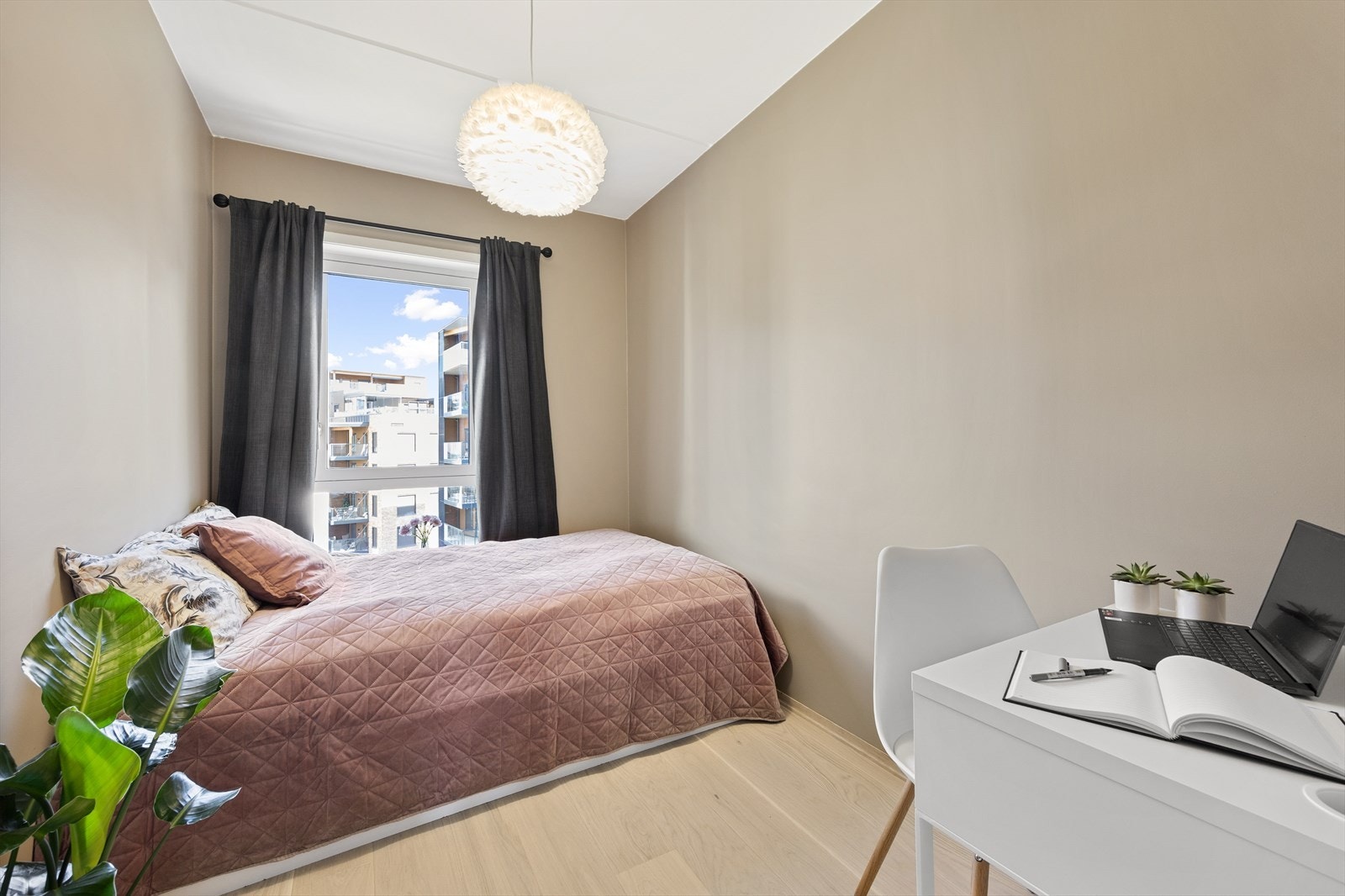 Soverom to er velegnet som gjeste-/barnerom eller kontor. Her er det plass til seng og skrivepult. Galleribilde