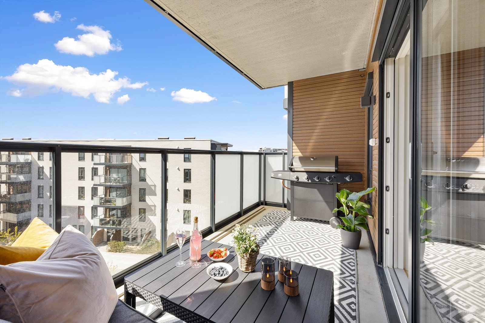 På denne balkongen er det god plass til lounge-avdeling og grillplass. Galleribilde