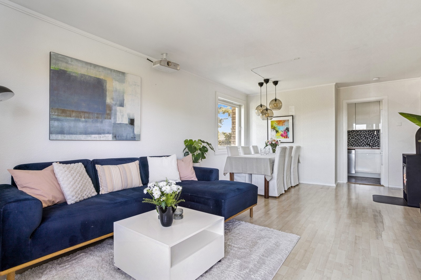 Romslig stue med plass til sitte og -spisegruppe. Galleribilde