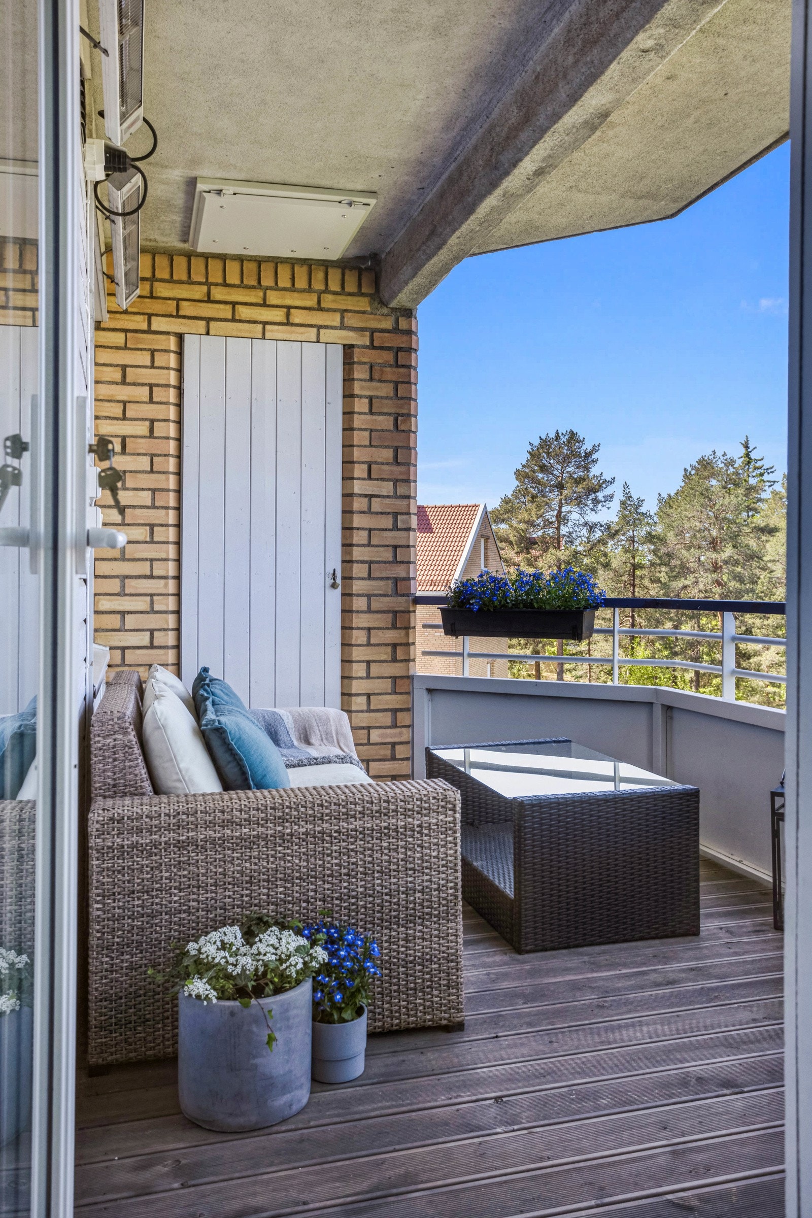 Det er en bod på balkong på ca. 1,18 kvm. Galleribilde