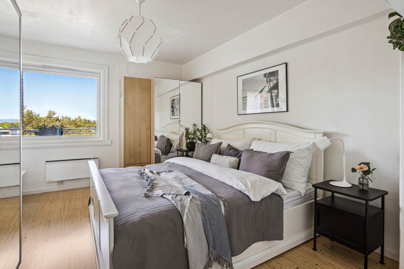 Stort soverom med god plass til seng og garderobeløsninger. Galleribilde