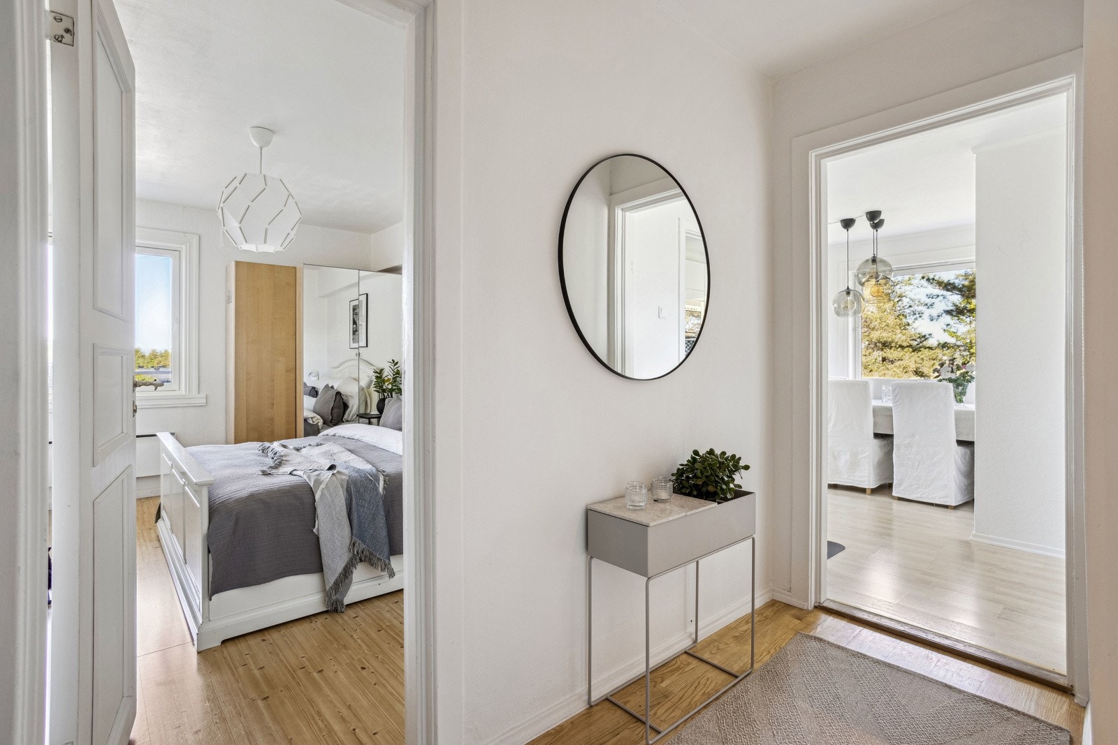 Praktisk entré med plass til å henge fra seg yttertøy og sette fra seg sko. Galleribilde