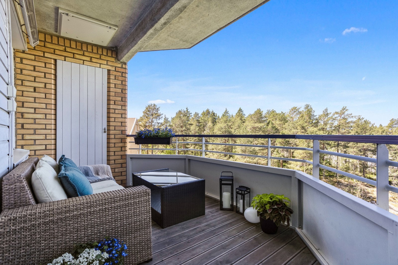 Utgang fra stue til balkong på ca. 7 kvm. Her har du nydelig ettermiddag- og kveldssol. Galleribilde