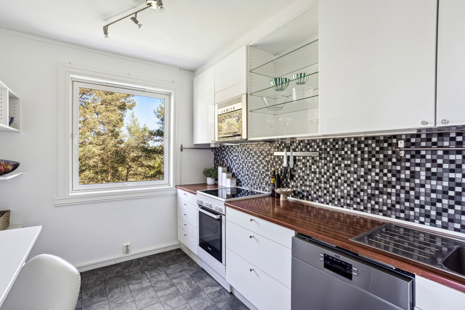 Alle hvitevarer på kjøkken medfølger salget. Galleribilde