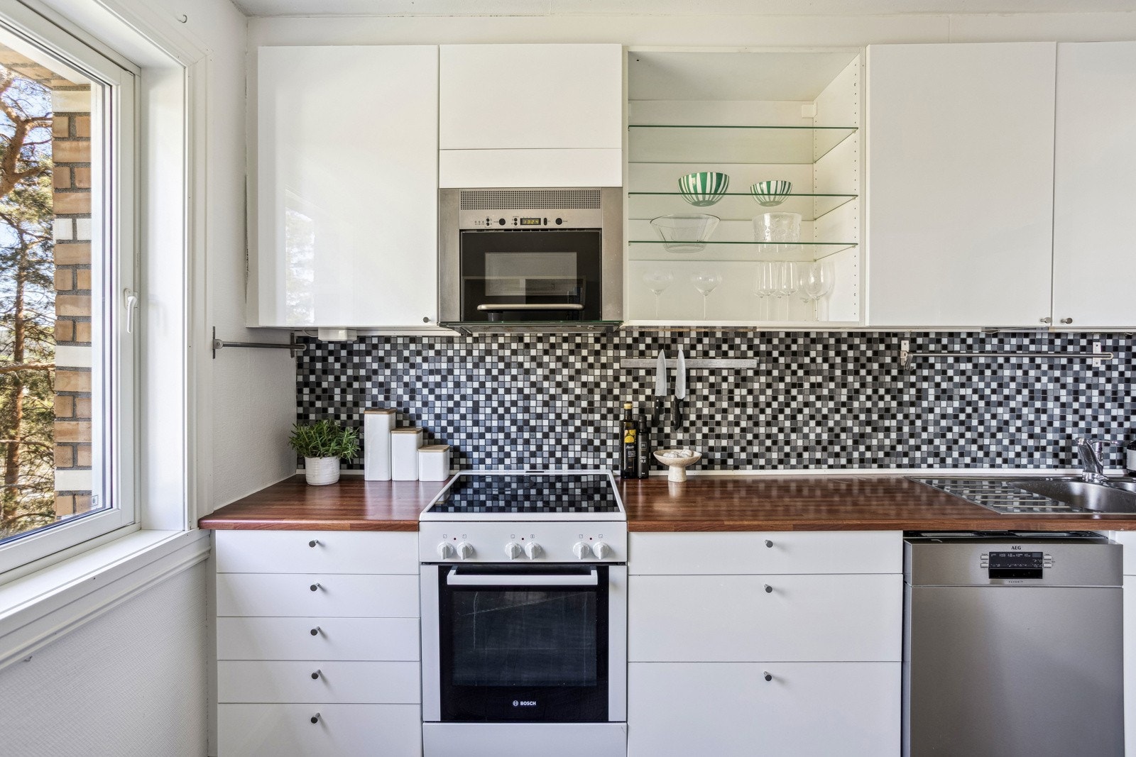 Seperat kjøkken med mye benke- og skapplass. Galleribilde