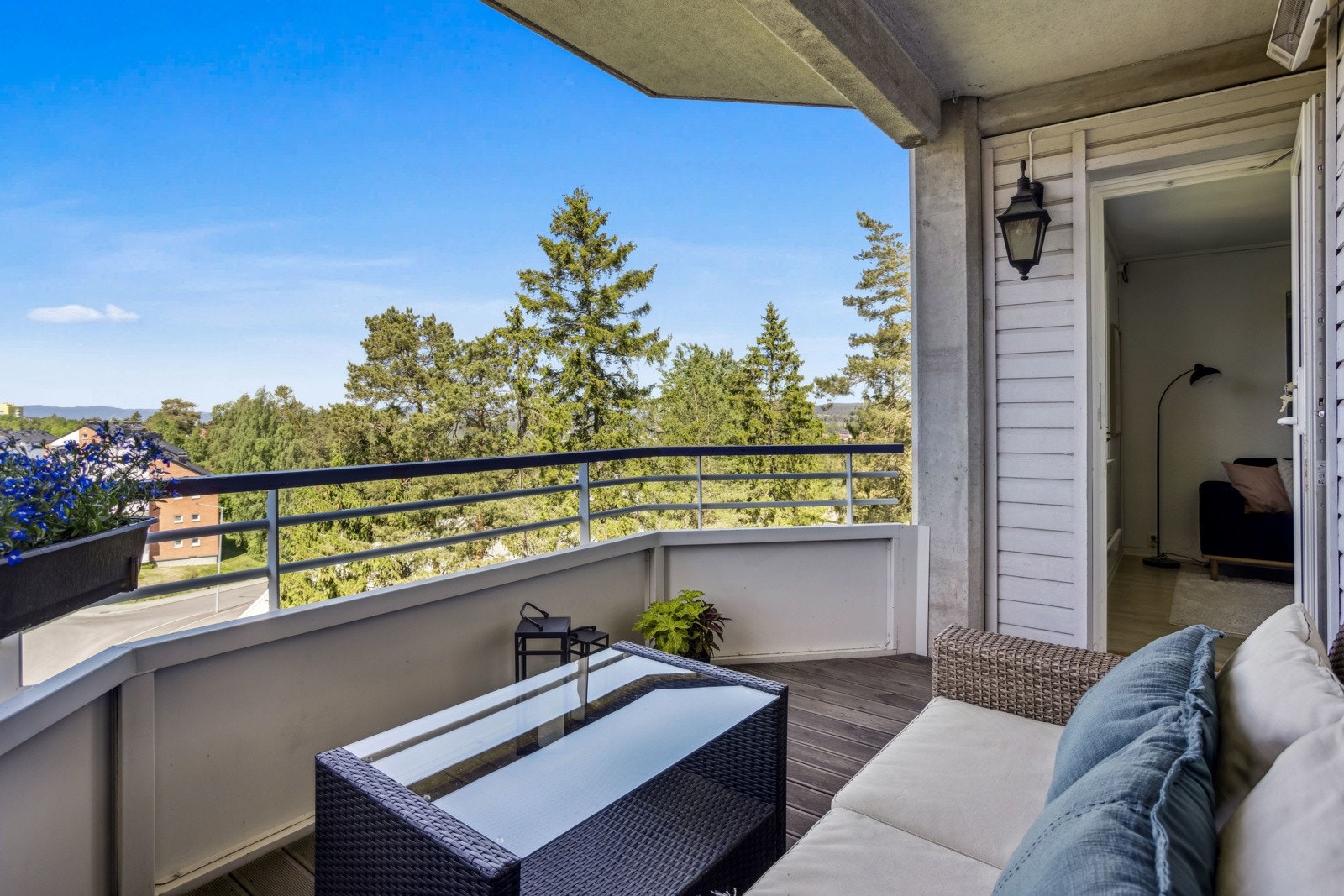 God plass til sittegruppe og grill. Galleribilde