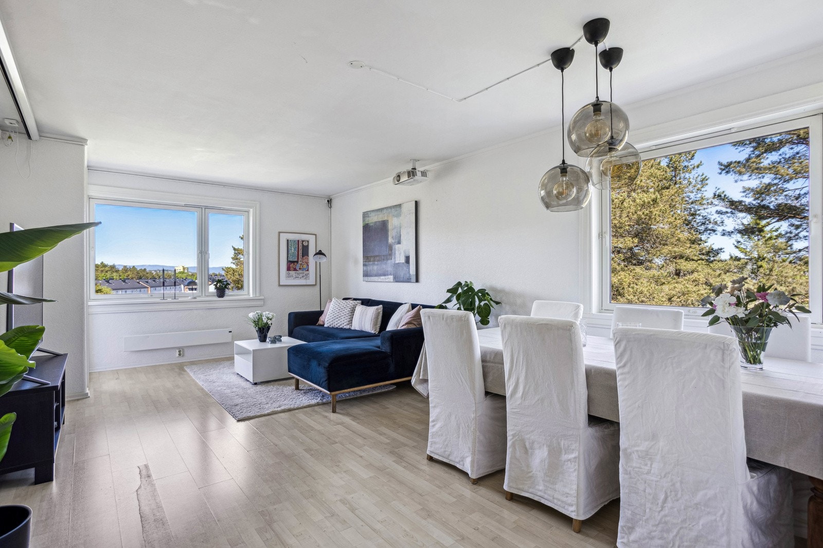 Store vinduer i stue. Galleribilde