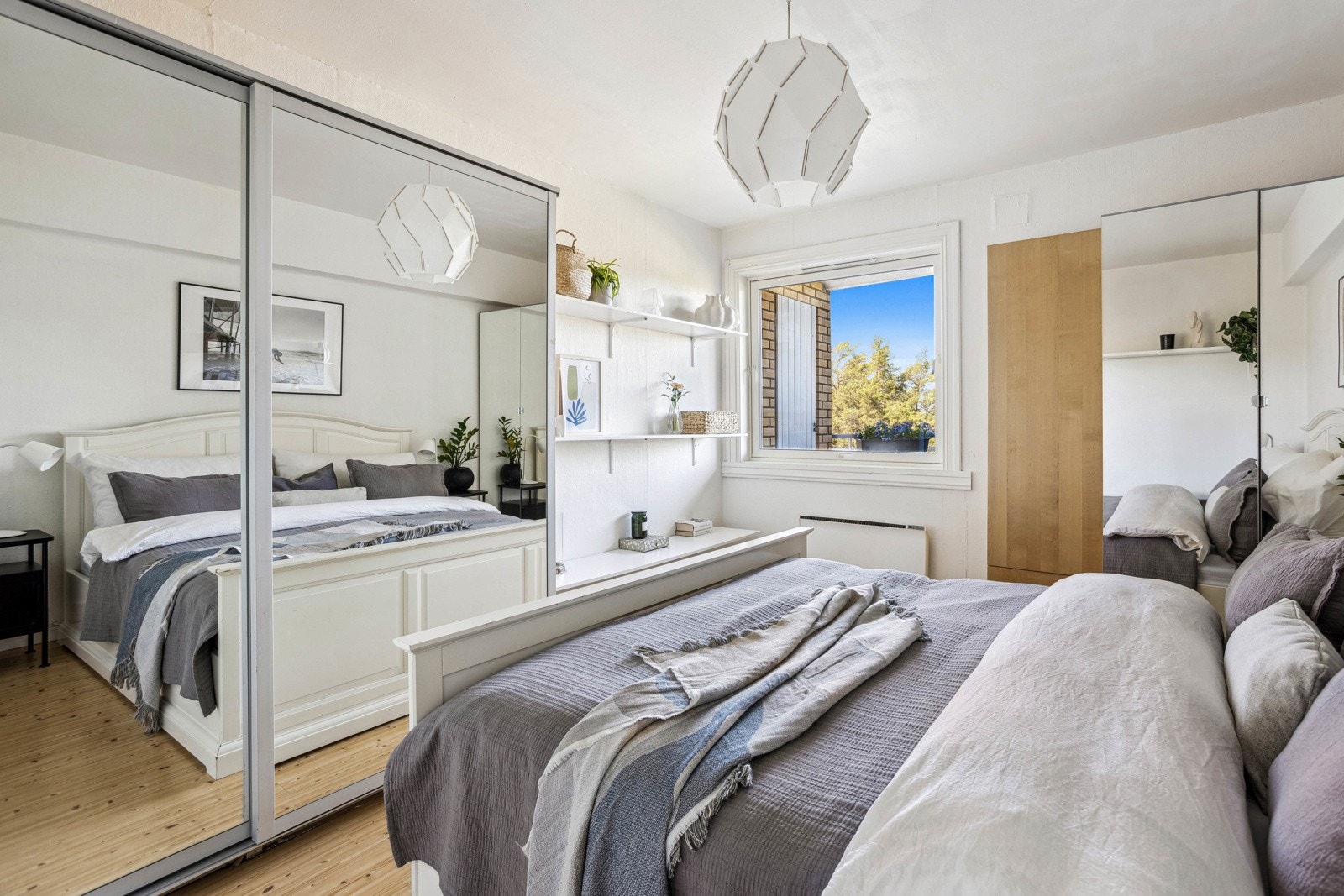 Garderobe og hyller medfølger salget. Galleribilde