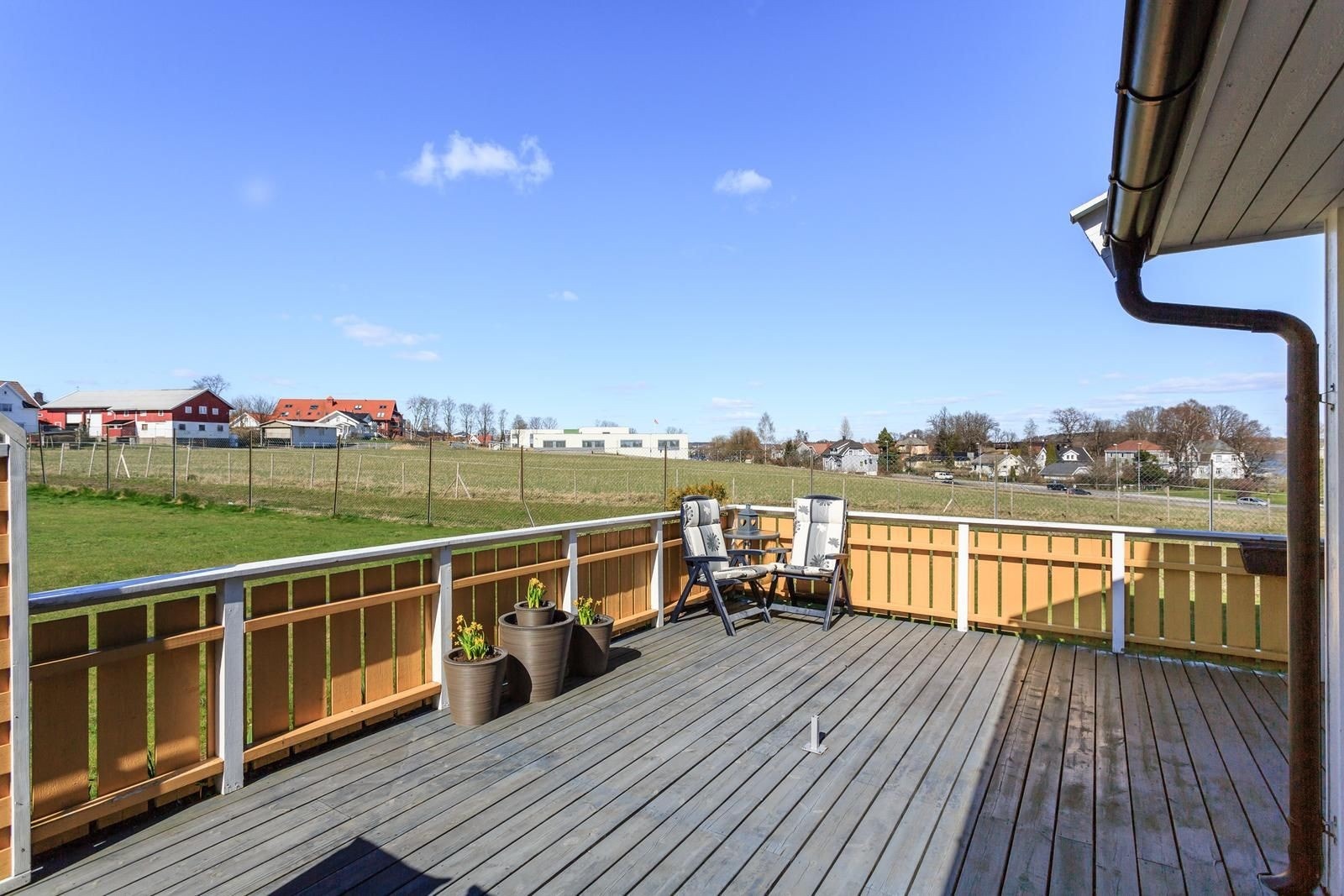Stor, solrik terrasse Galleribilde
