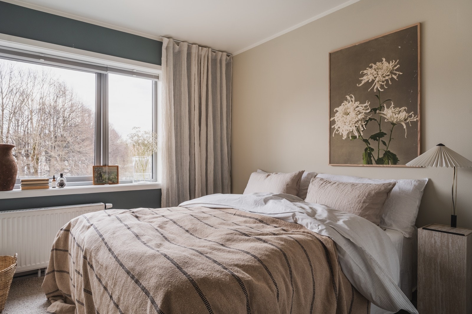 Pent hovedsoverom med plass til seng og annet møblement. Galleribilde