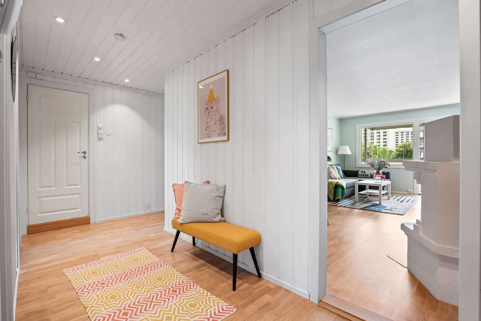 Rommet har 3-stavs parkett på gulv fra 2018/2019, malt panel på vegg og downlights i tak Galleribilde