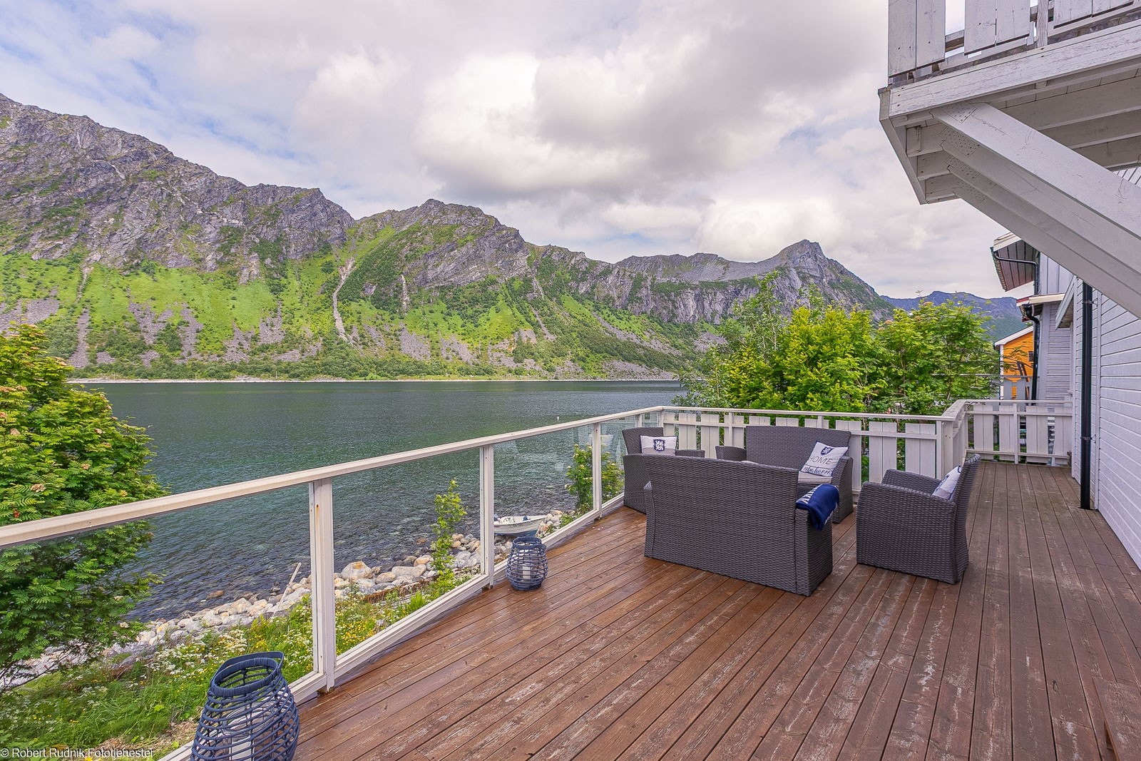 Stor veranda som strekker seg rundt tre sider av boligen - storslått sjø- og fjellutsikt! Galleribilde