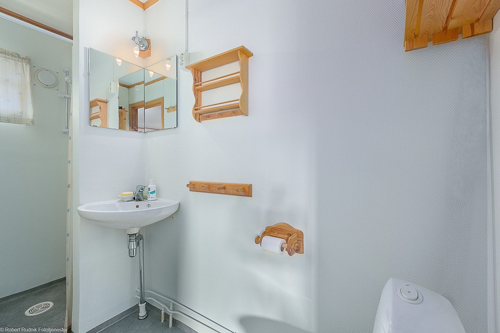 Bad med dusjnisje, servant og toalett. Galleribilde