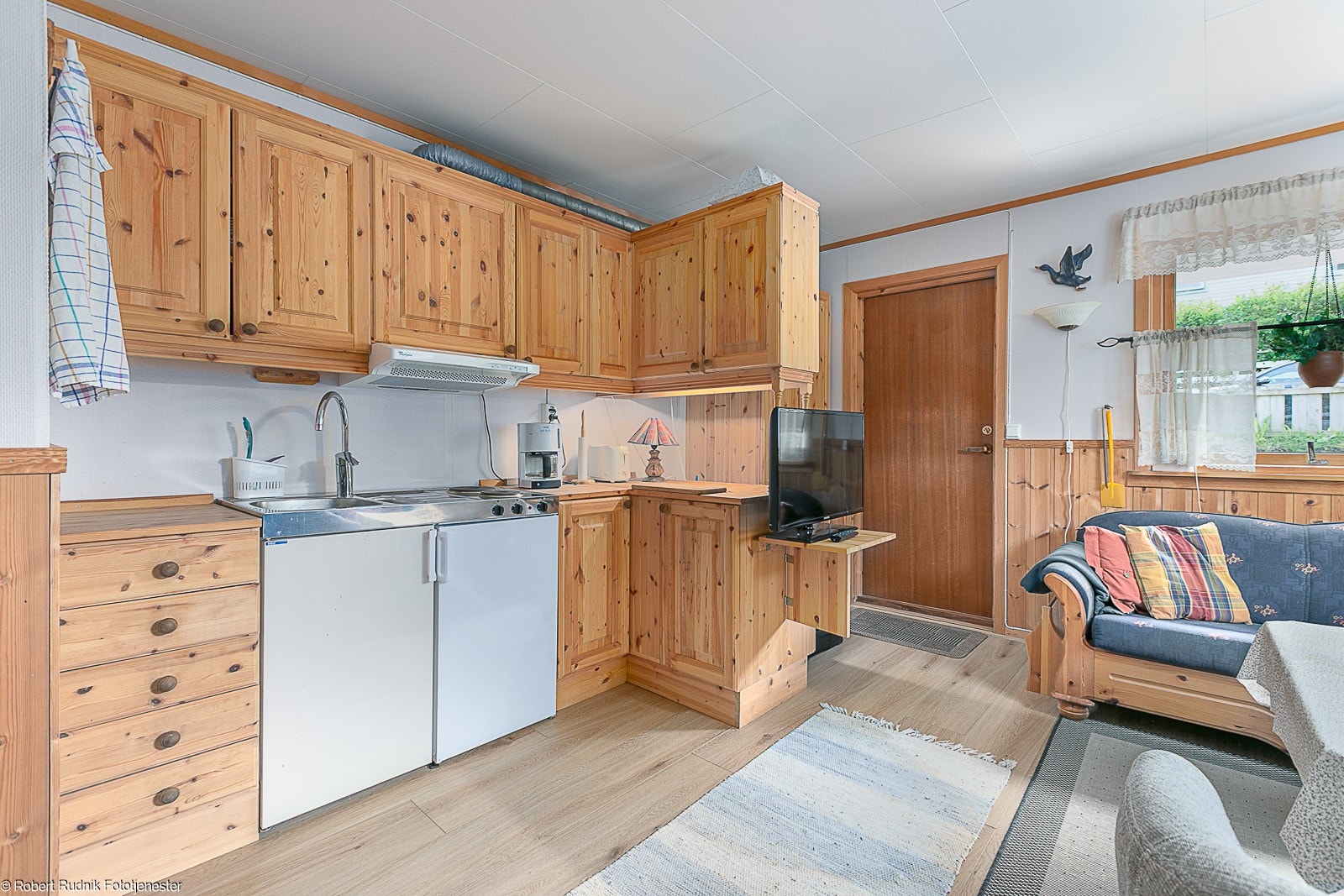 Leiligheten har et enkelt hybelkjøkken og mye oppbevaring i skap. Galleribilde