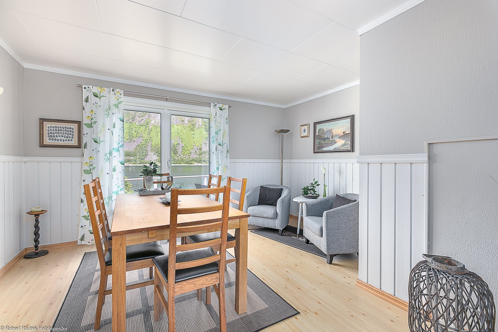 Utgang til veranda med nydelig sjøutsikt. Galleribilde