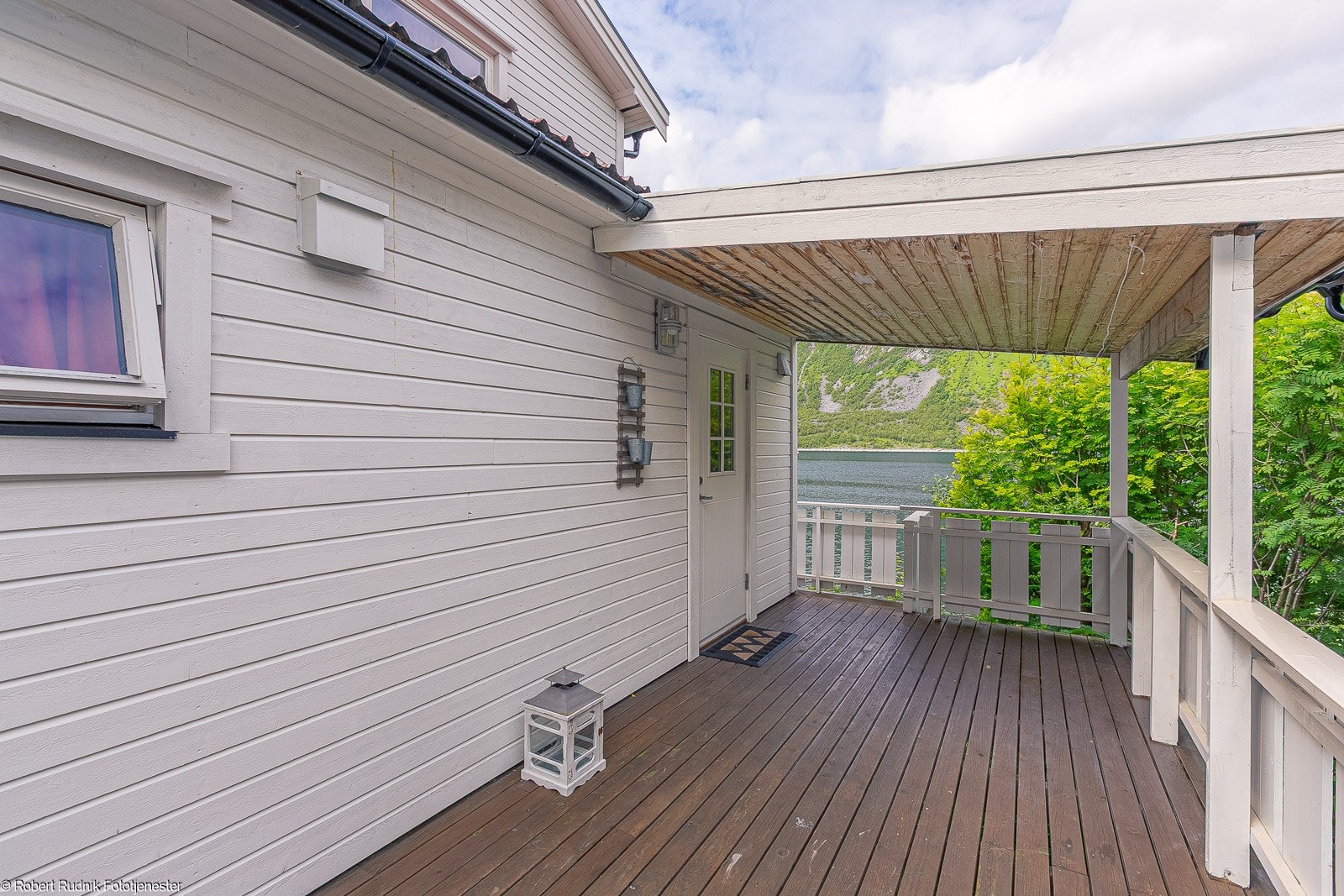 Praktisk overbygd inngangsparti. Galleribilde