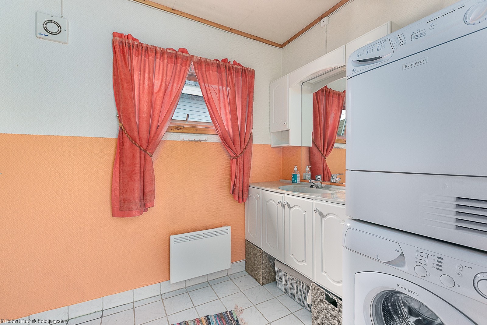 Badet har plass til både vaskemaskin og tørketrommel som også følger med handelen. Galleribilde