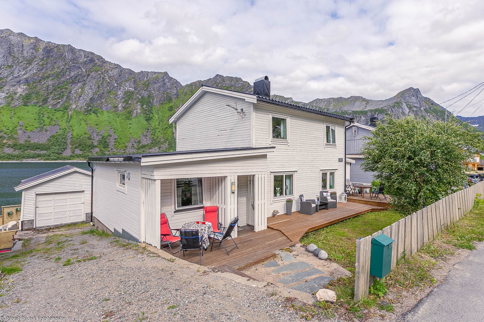 Gruset adkomst med biloppstillingsplass. Galleribilde