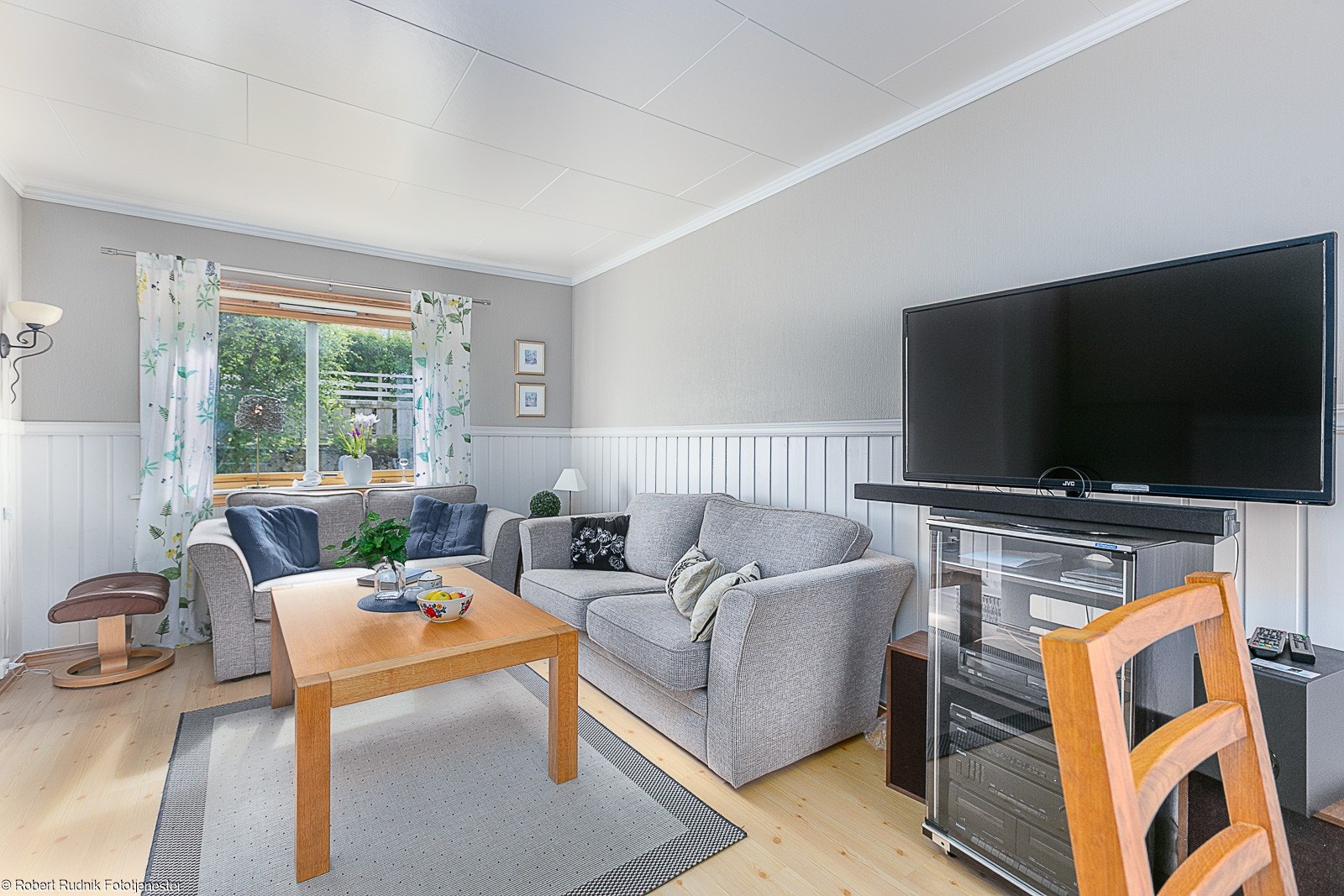 Stuen er lys og har tilknytning til kjøkkenet samt utgang til solrik veranda. Galleribilde