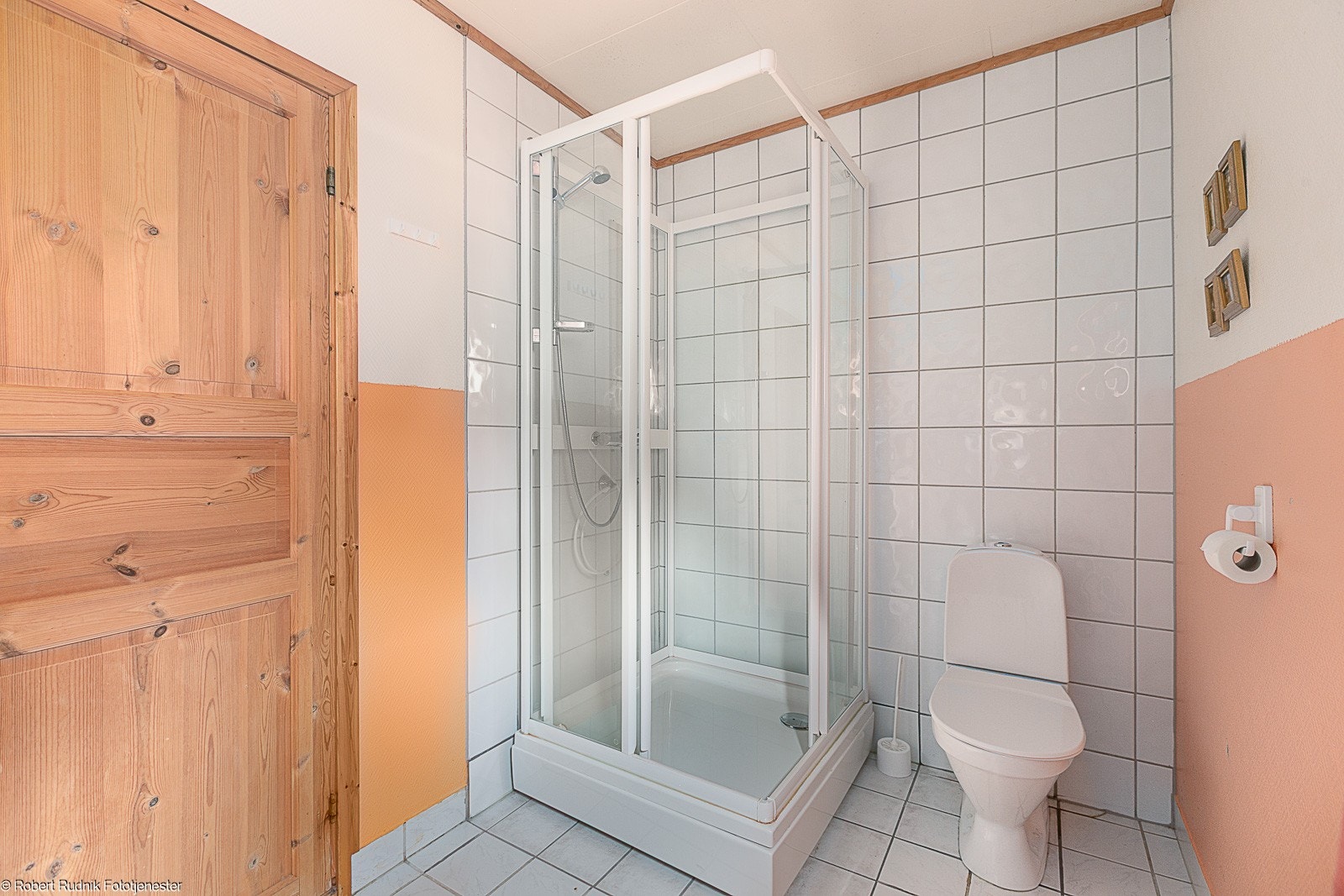 På badet er det også praktisk dusjkabinett. Galleribilde