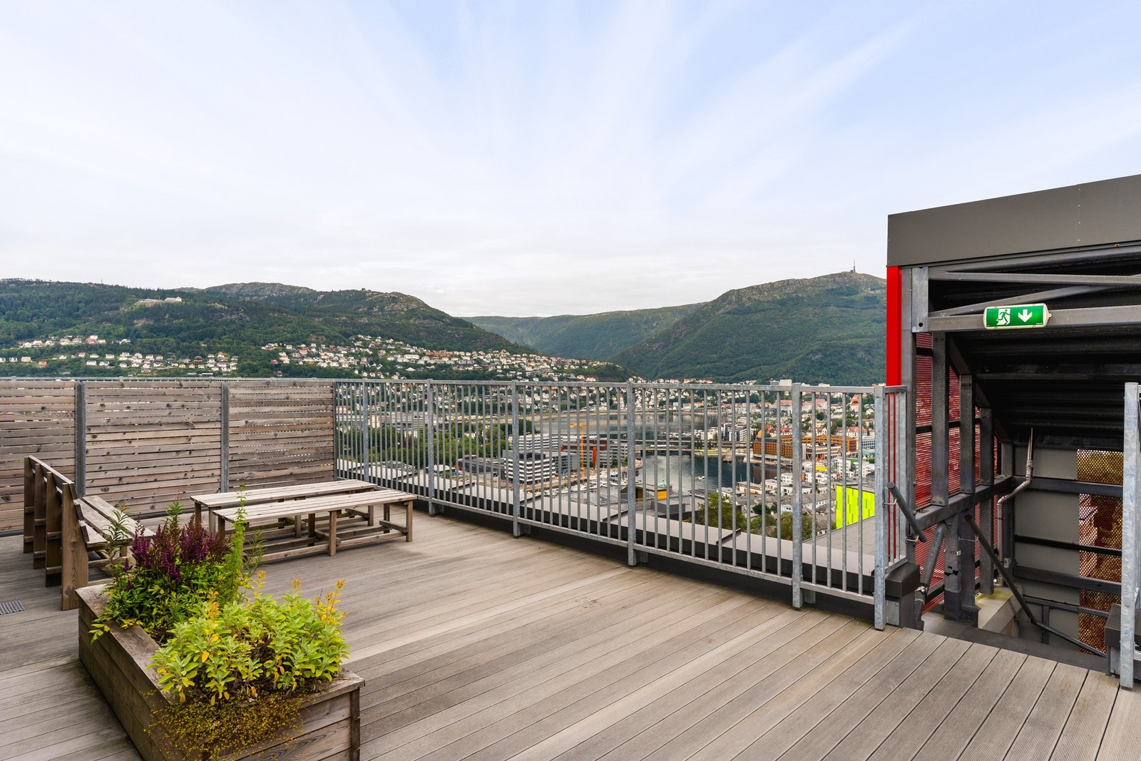 På toppen av bygget finner du takterrassene. Perfekt plass å nyte solen på varme sommerdager! Galleribilde