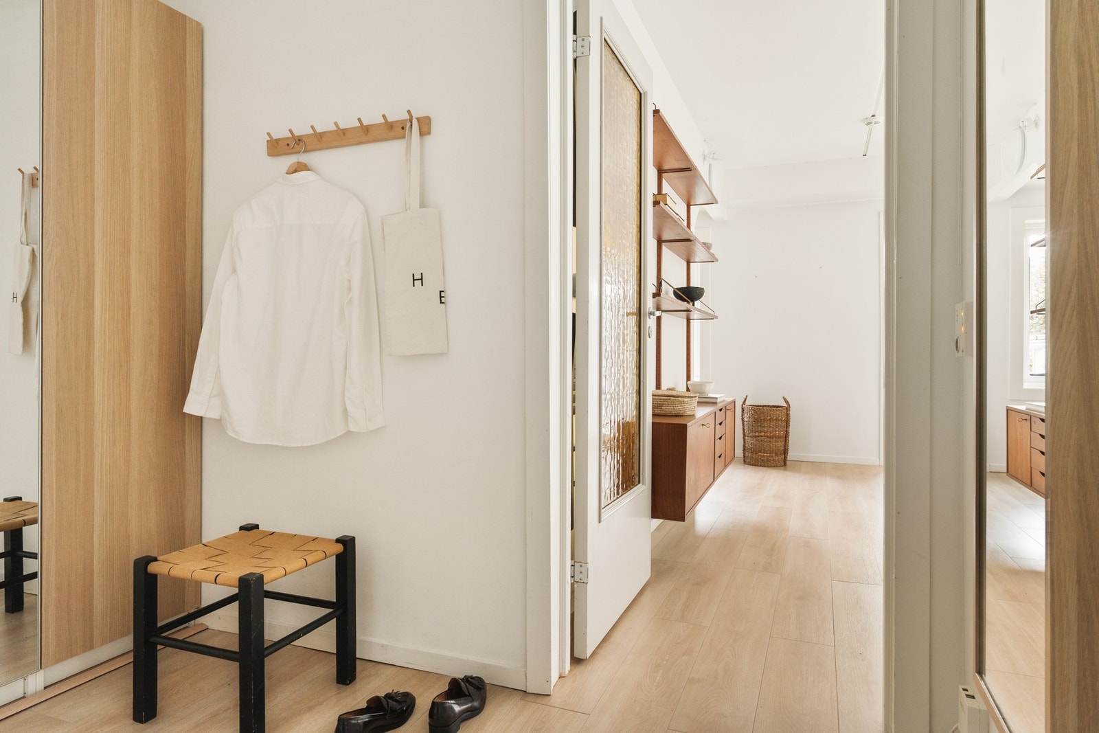 Det er god plass til å henge fra seg yttertøy og sko i gangen. Galleribilde