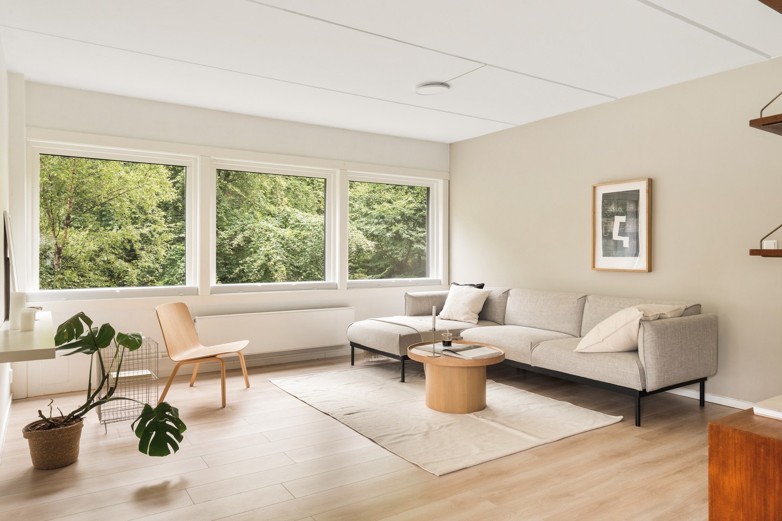 Rommet måles til hele 32,5 kvm og har god plass til både en sofagruppe og en spisegruppe. Galleribilde