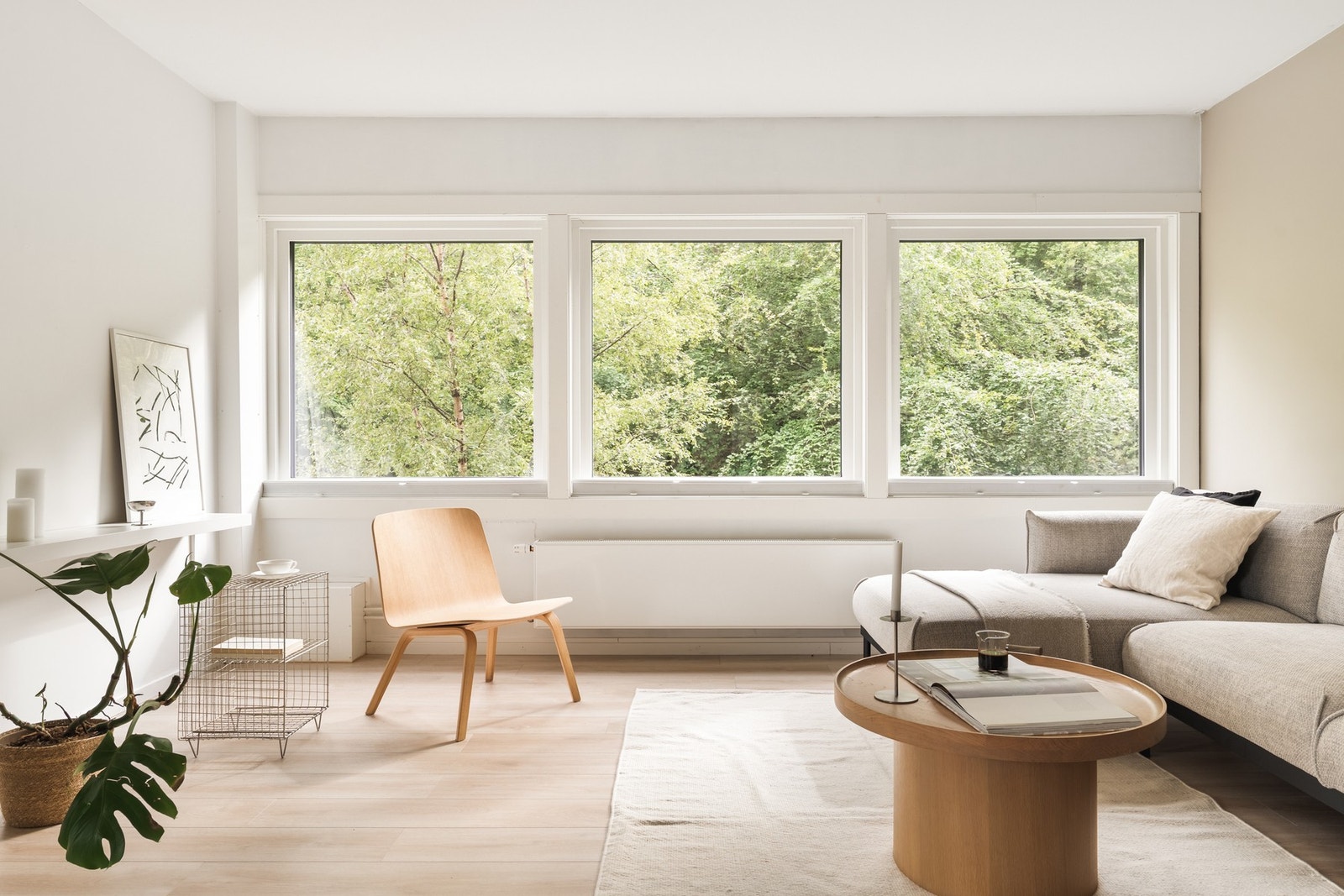 Dette er en pen 3-roms leilighet i et borettslag som nylig har gjennomgått en betydelig rehabilitering/ombygging av fasader og holder på med utbedring av rør. Galleribilde