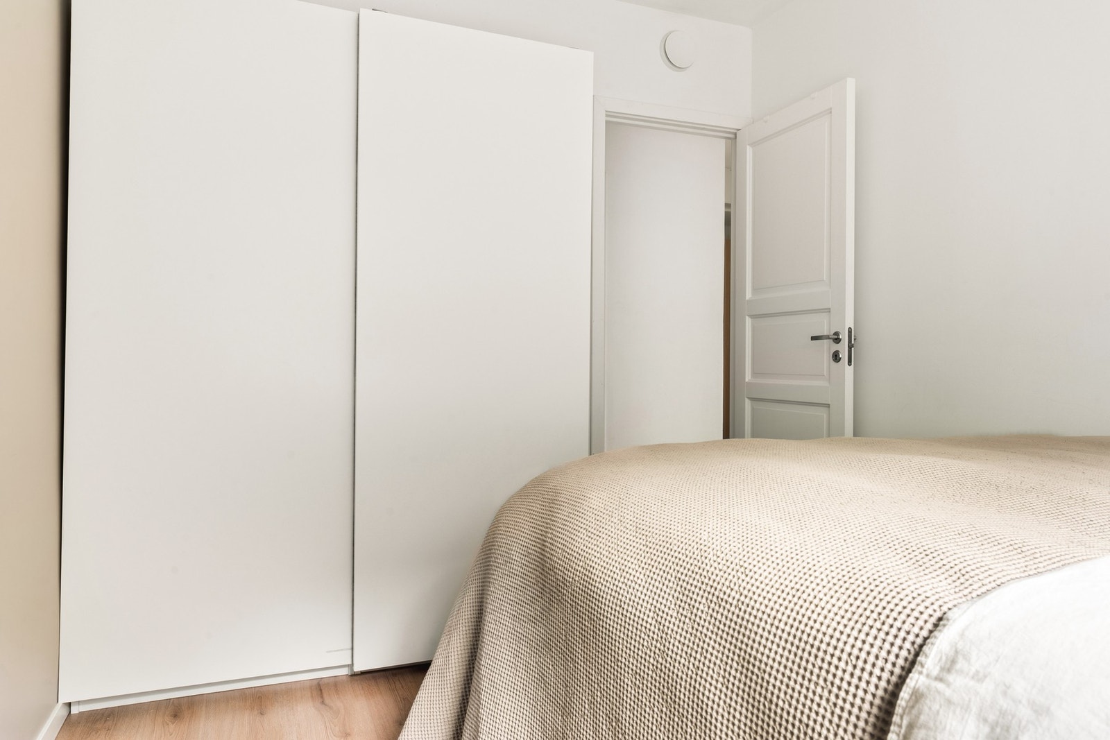 Rommet er innredet med store garderobeskap med god plass til hele garderoben. Galleribilde