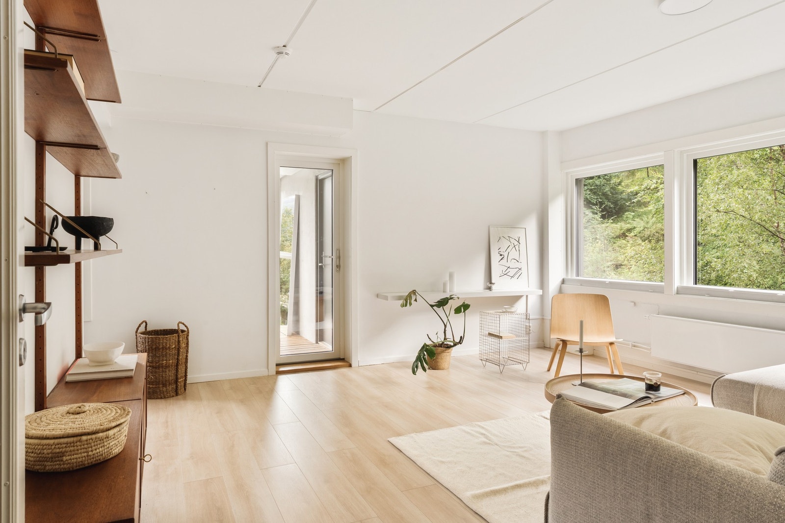 Vi beveger oss videre inn til hjertet av leiligheten, som er den lyse og trivelige stuen med åpen kjøkkenløsning. Galleribilde