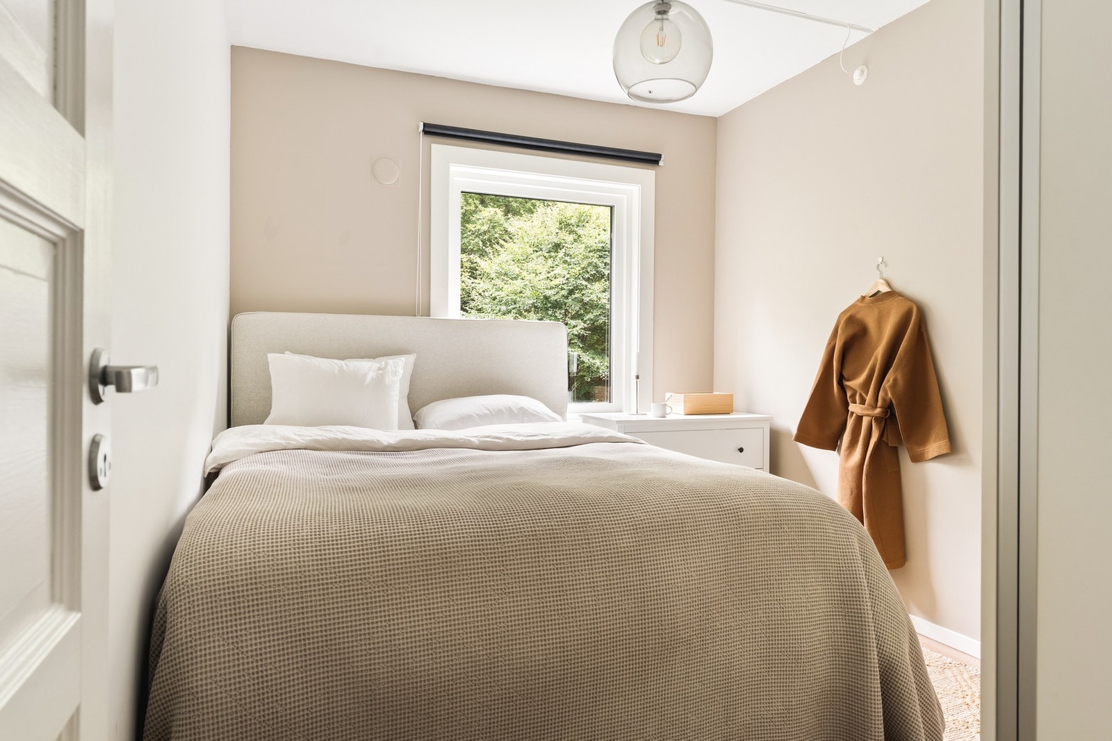 Hovedsoverommet på 9,5 kvm er malt i en behagelig og tidsriktig farge. Soverommet kan innredes med dobbeltseng og nattbord. Galleribilde