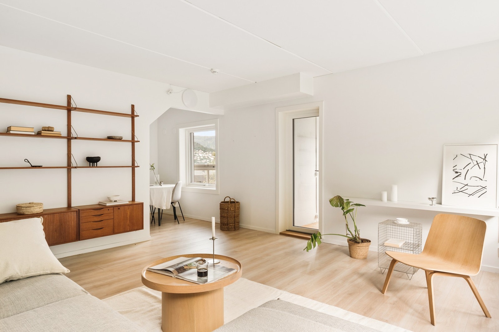 Fra stuen er det utgang til en herlig innglasset balkong på 10 kvm med nydelig utsikt mot Byfjellene Galleribilde