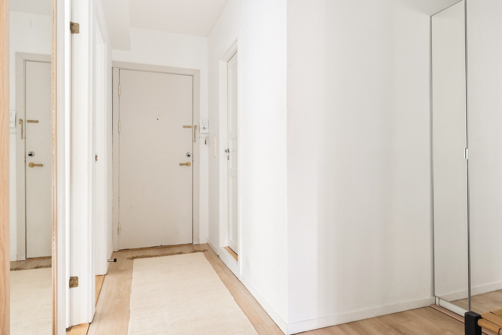 Her er det slette vegger og et pent laminat gulv som er gjennomgående for leiligheten. Galleribilde