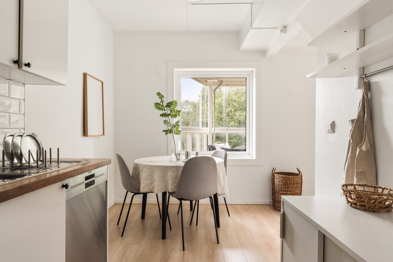 På kjøkkenet er det stekeovn, platetopp, kjøleska, oppvaskmaskin og integrert ventilator. Galleribilde