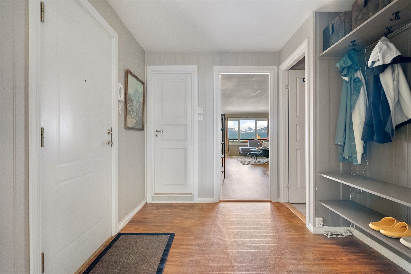 Romslig gang med god plass til oppheng Galleribilde