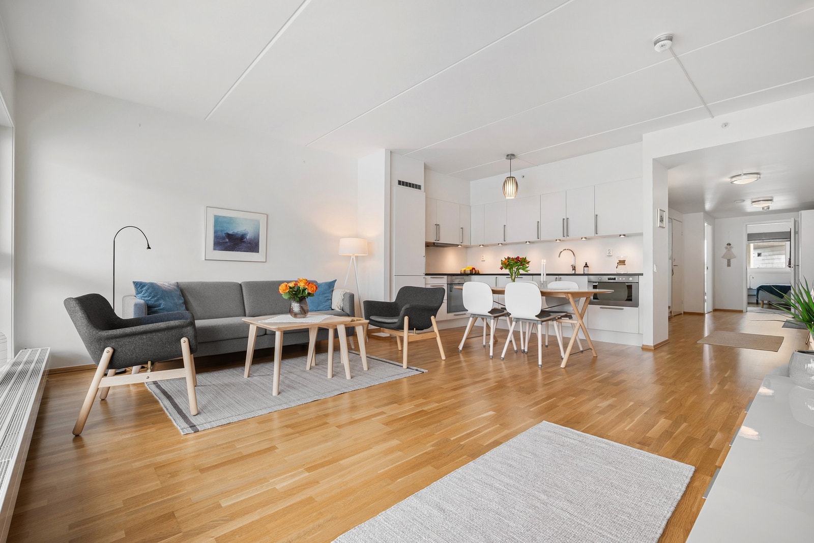 God plass til både sofagruppe og spisestue Galleribilde