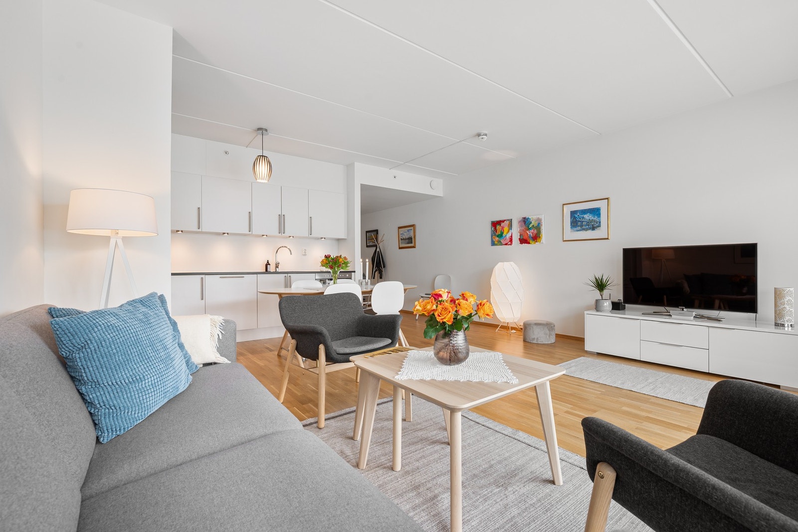 Boligen varmes opp med fjernvarme og det er balansert ventilasjon som gir godt inneklima Galleribilde