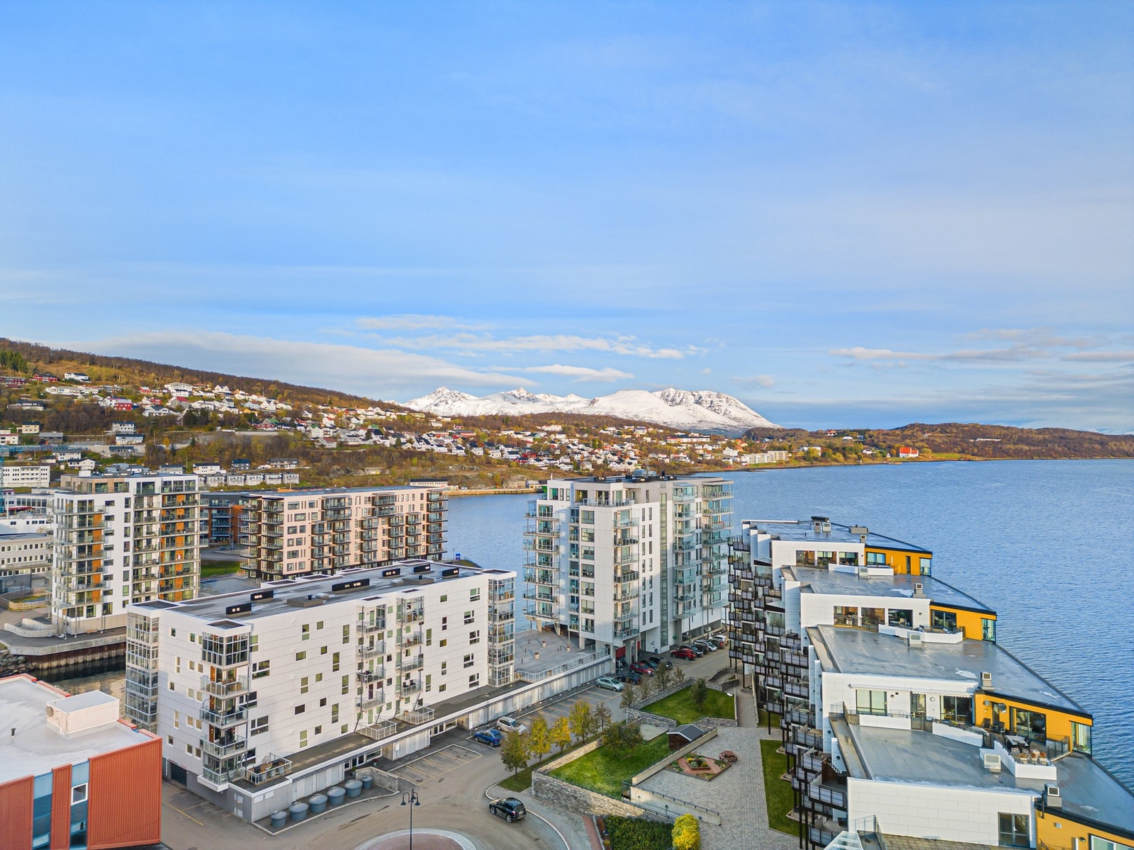 På Hamnneset bor du i rolige omgivelser med kort vei til alt i sentrumsområdet Galleribilde