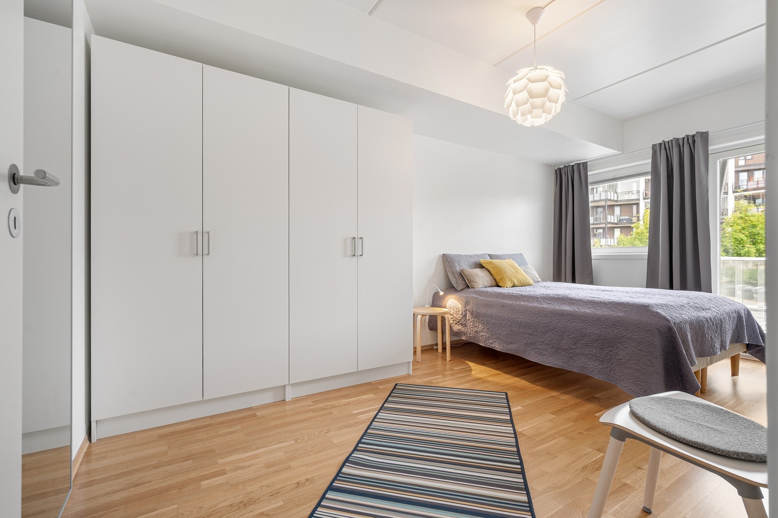 Hovedsoverom av svært god størrelse og adkomst til egen balkong Galleribilde