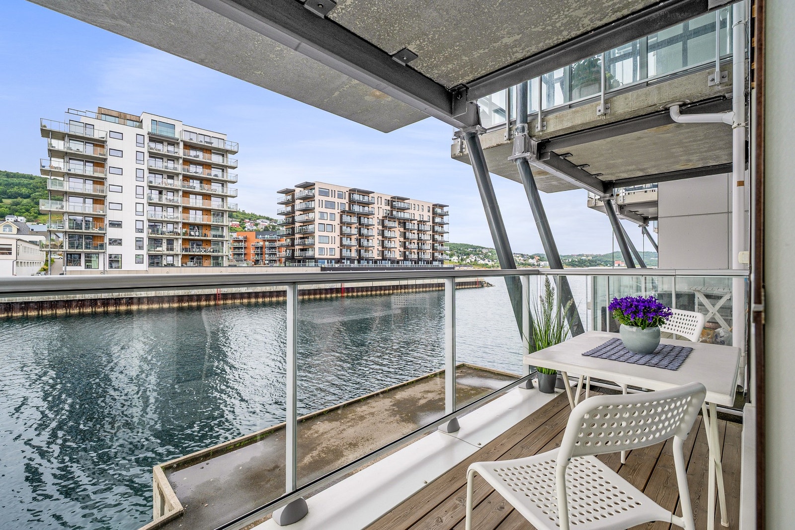 EIE eiendomsmegling v/Runar Bjørkelund har gleden av å presentere Hamnneset 200 - en flott 3-roms leilighet i Harstadhamn Borettslag. Foto Martynas Milkevicius & Patty Thorbergsen Galleribilde