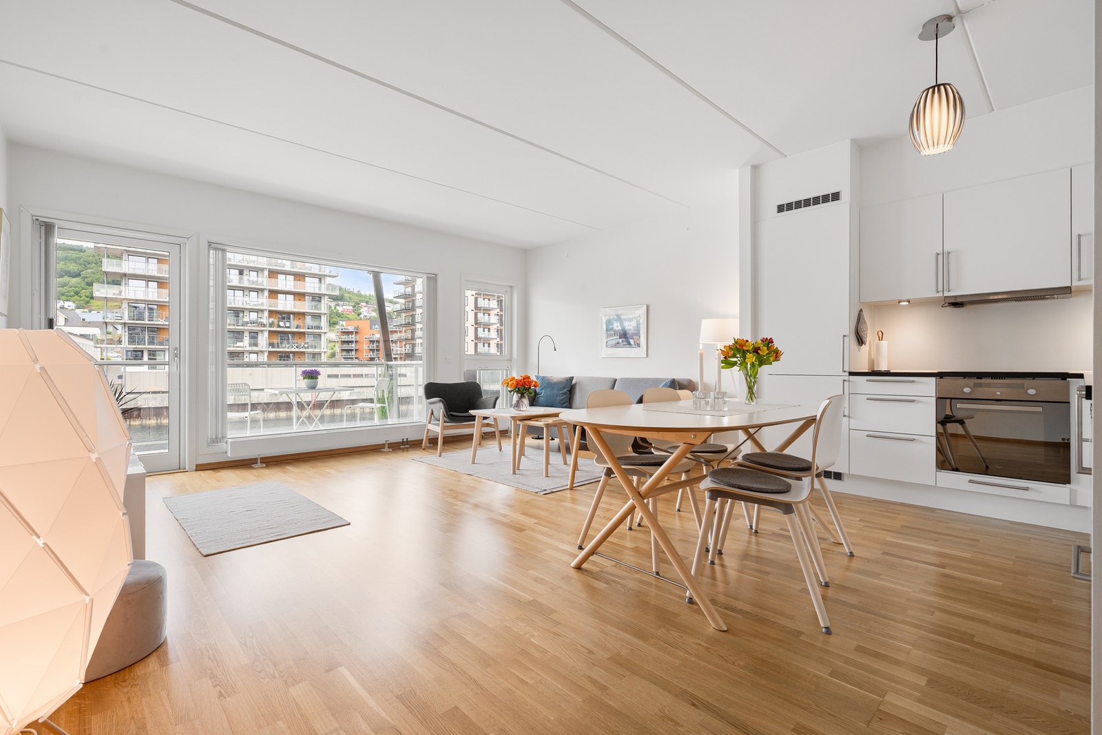 Velkommen inn - romslig og luftig stue/kjøkken i åpen løsning sørger umiddelbart for et godt førsteinntrykk! Galleribilde