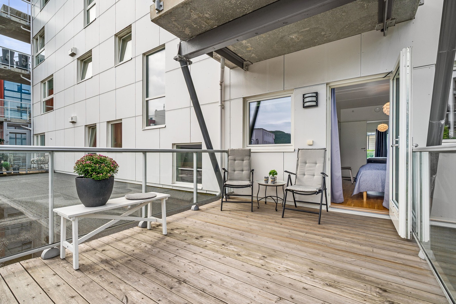 På motsatt side er det en romslig sørøst-vendt terrasse Galleribilde