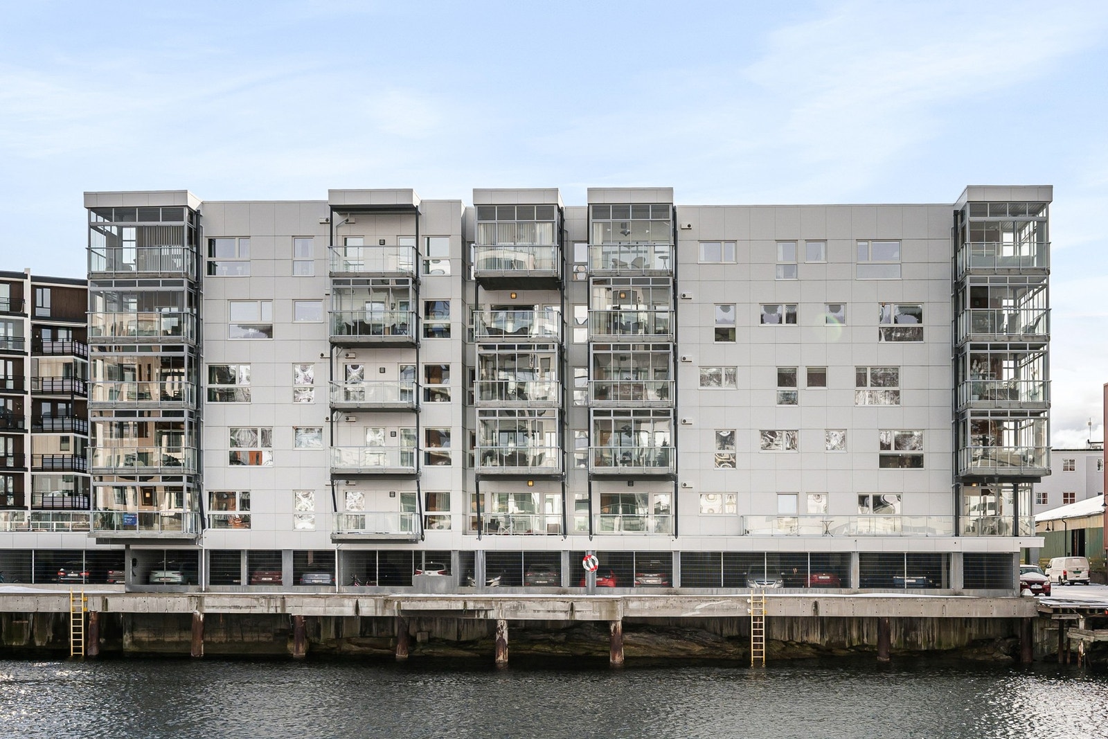 Under leilighetene er det parkeringskjeller og boder - leiligheten disponerer 1 bod på fellesareal Galleribilde