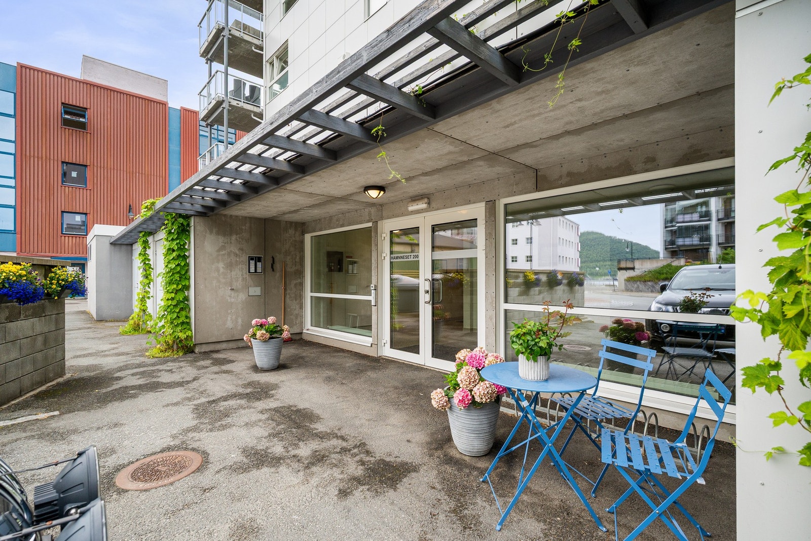 Inngangspartiet er hyggelig og velstelt Galleribilde