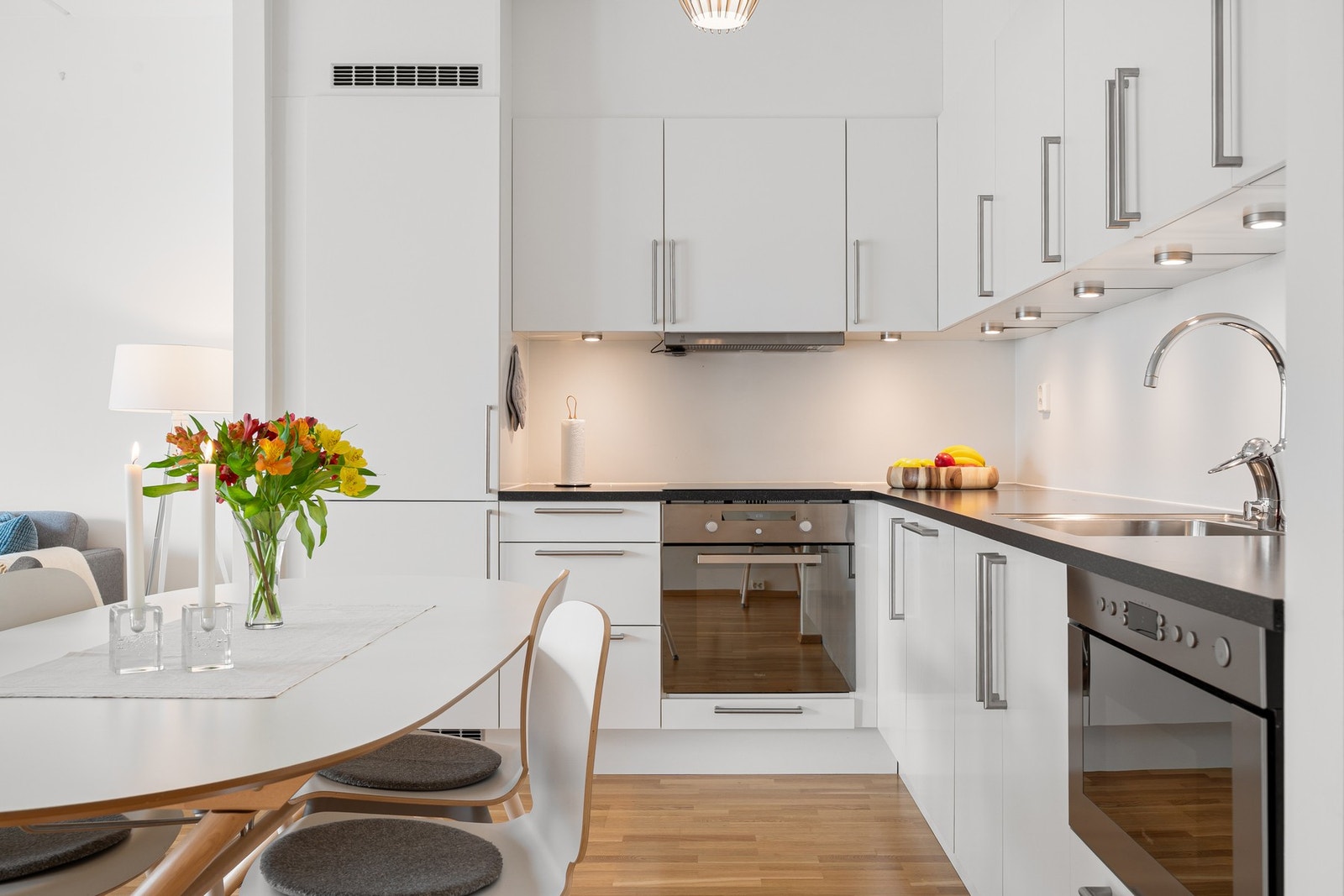 Et stilrent kjøkken med alt av hvitevarer integrert er én av flere kvaliteter boligen byr på Galleribilde