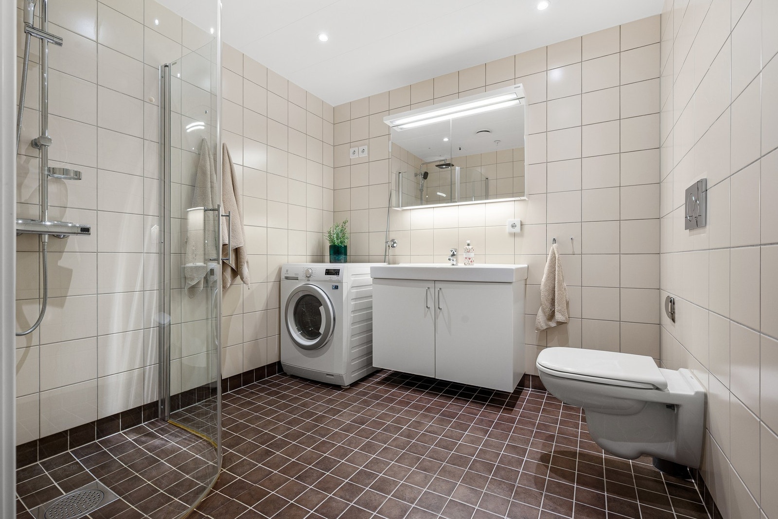 Smakfullt bad med flislagte gulv (med varme) og vegger Galleribilde